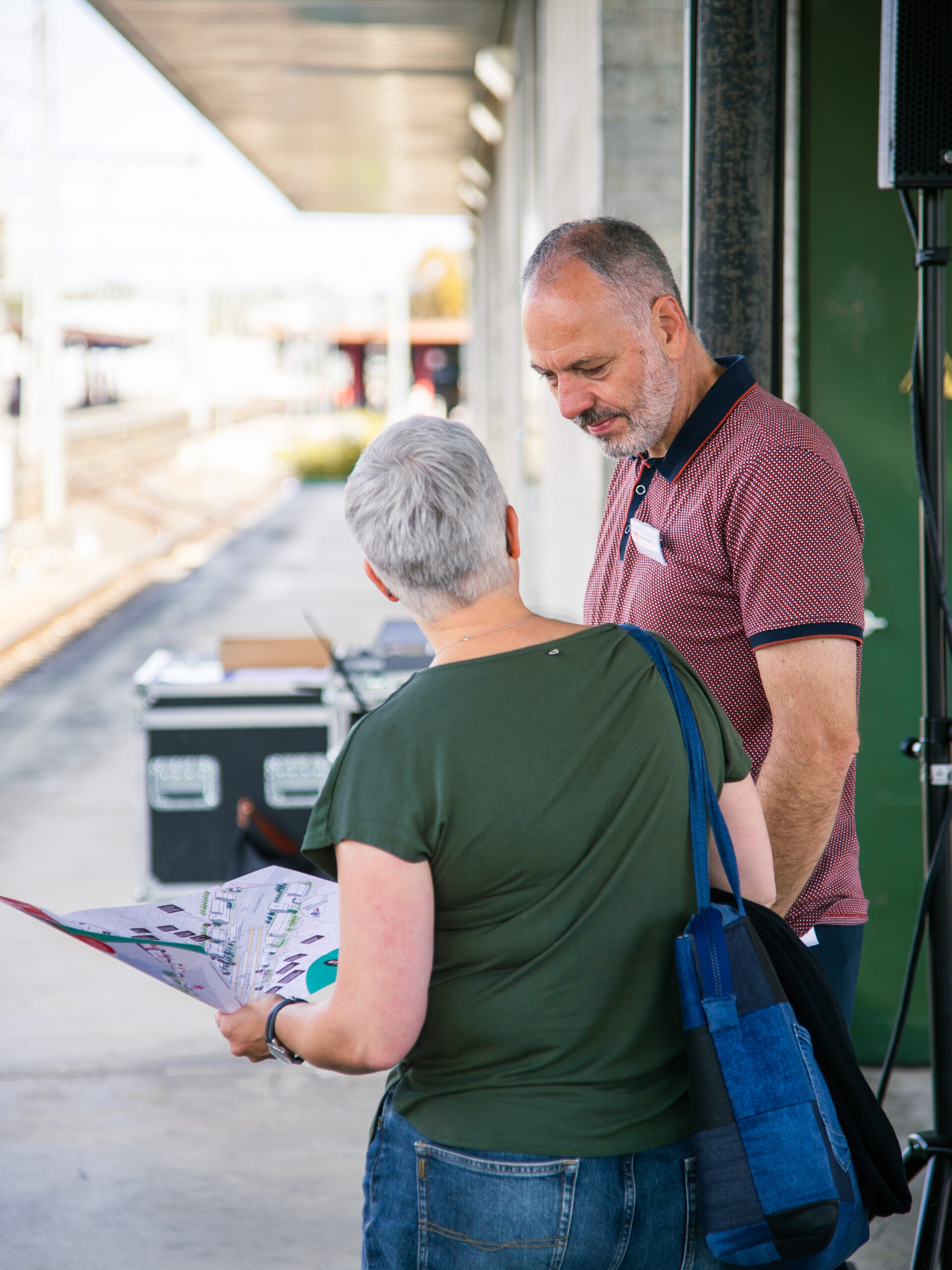 Thomas Gerber, Geschäftsbereichsleiter Bau, Planung + Umwelt Stadt Wetzikon, im Gespräch mit einer Besucherin
