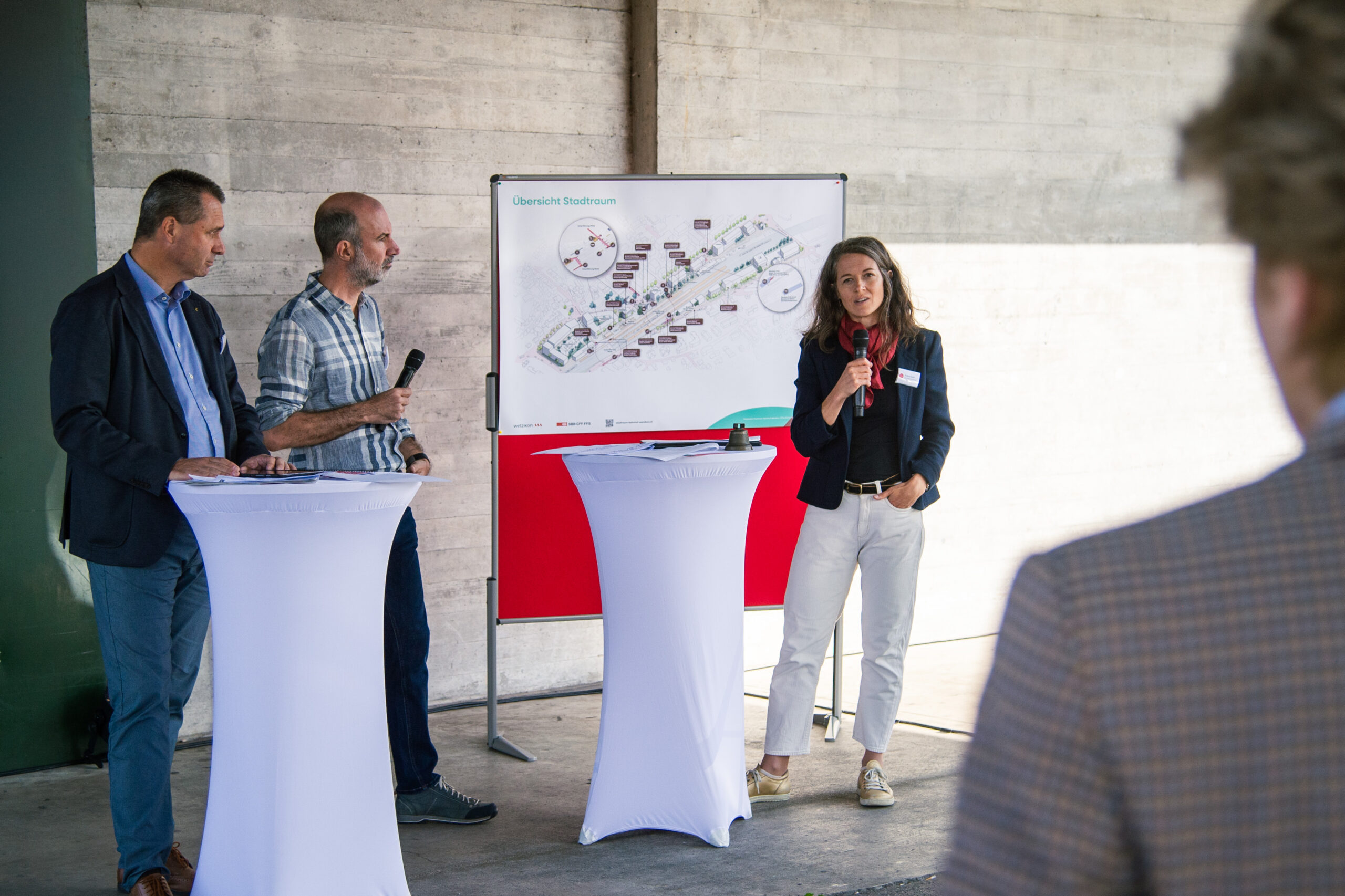 Stefan Lenz (Stadtrat Hochbau und Planung), Roman Dellsberger (Moderation) und Andrea Smith (SBB Immobilien)