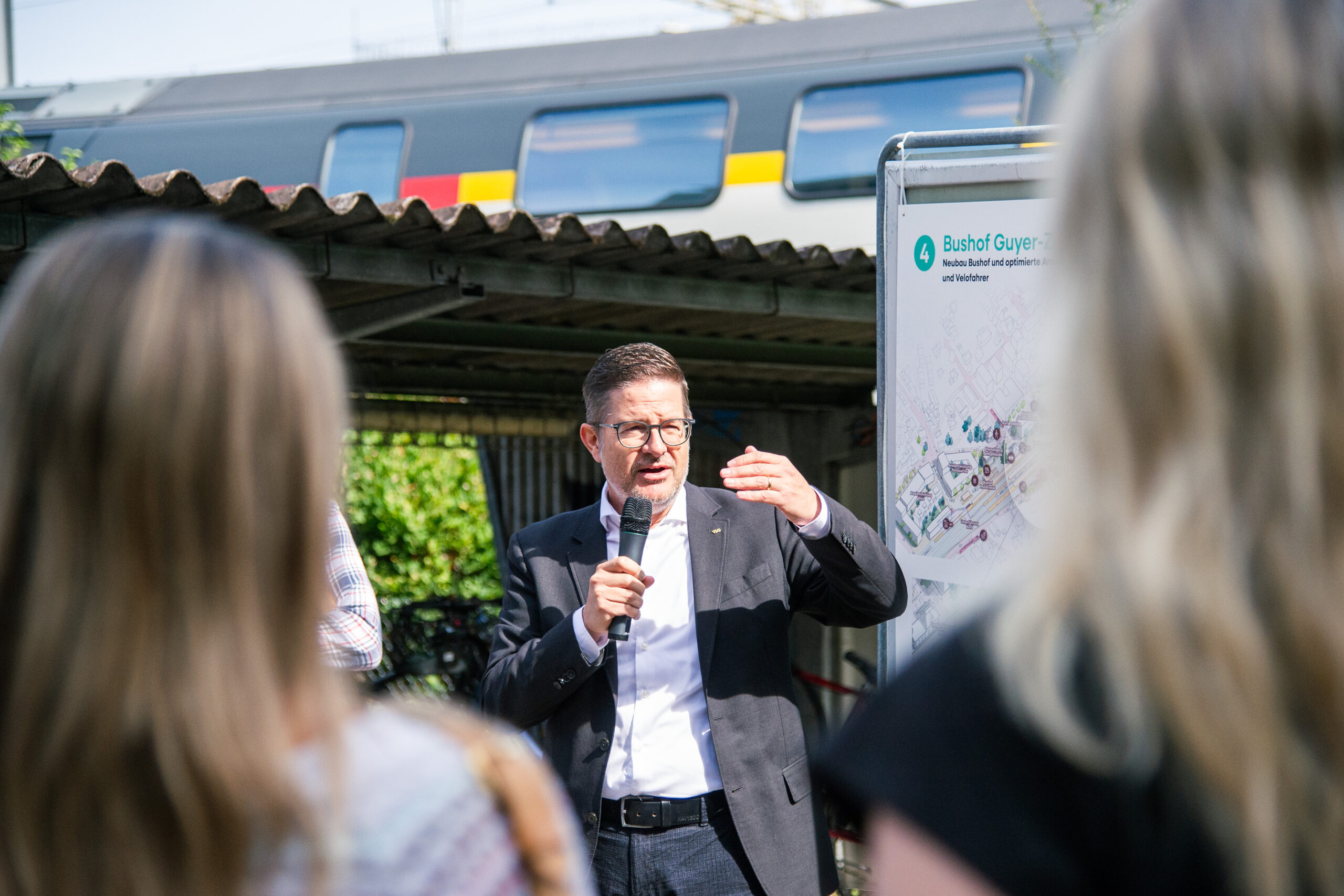 Joe Schmid erläutert den Bushof Guyer-Zeller-Strasse