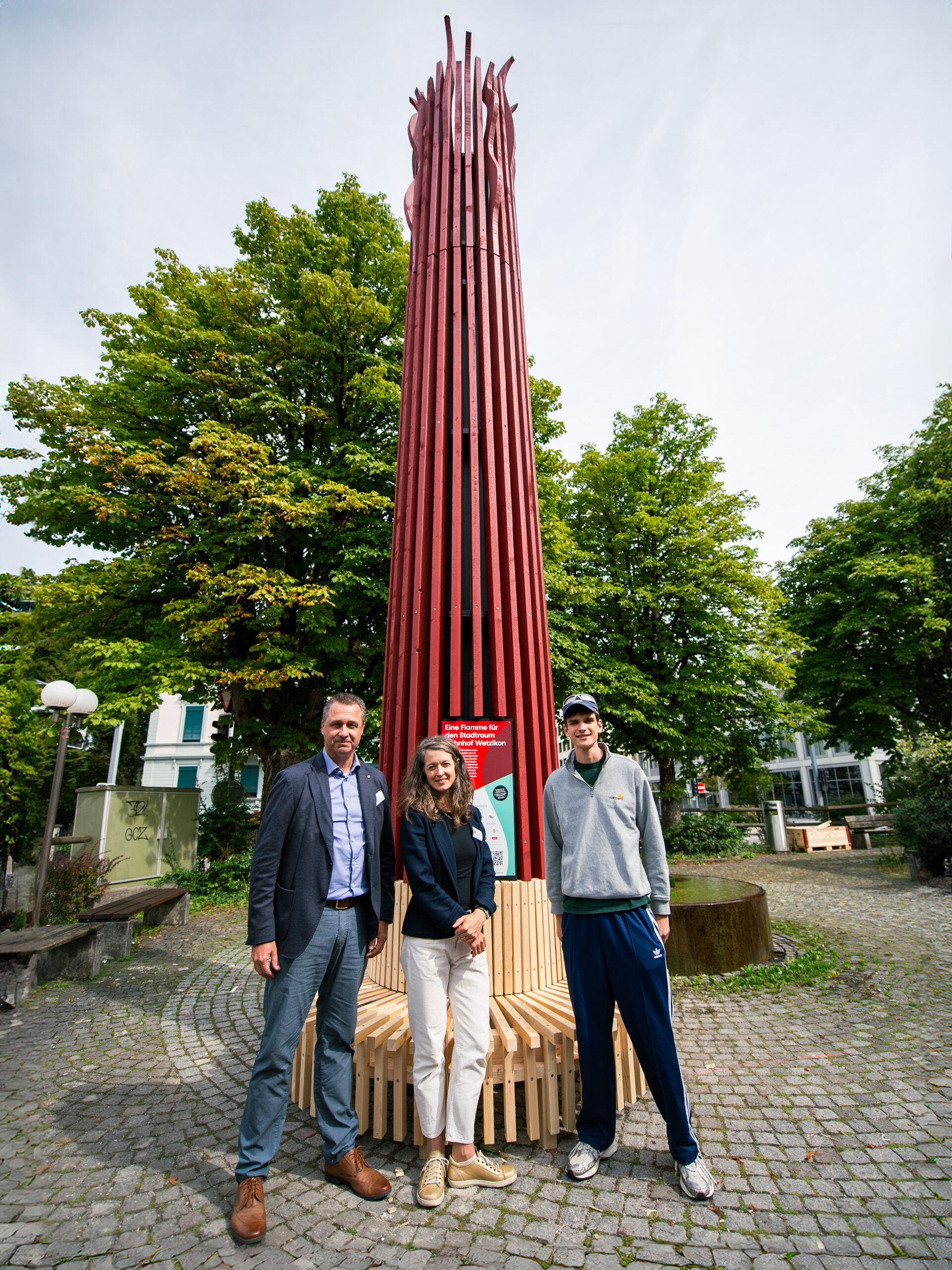 Stefan Lenz, Andrea Smith und Manuel Schulthess vor der «Wetziker Stadtflamme»